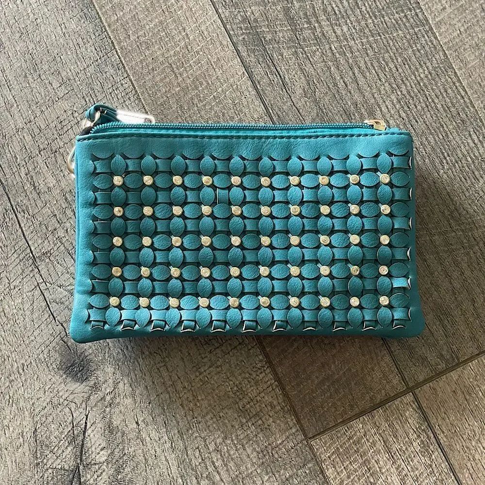 New In Packaging! Green Clutch with Gold Detail. Perfect Formal Accessory!